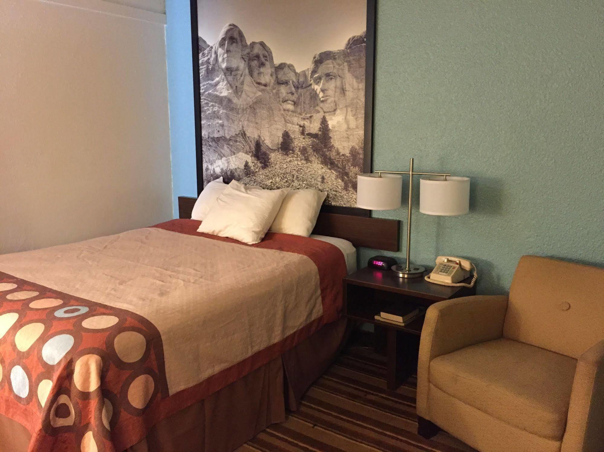 Super 8 By Wyndham Redfield Hotel Buitenkant foto